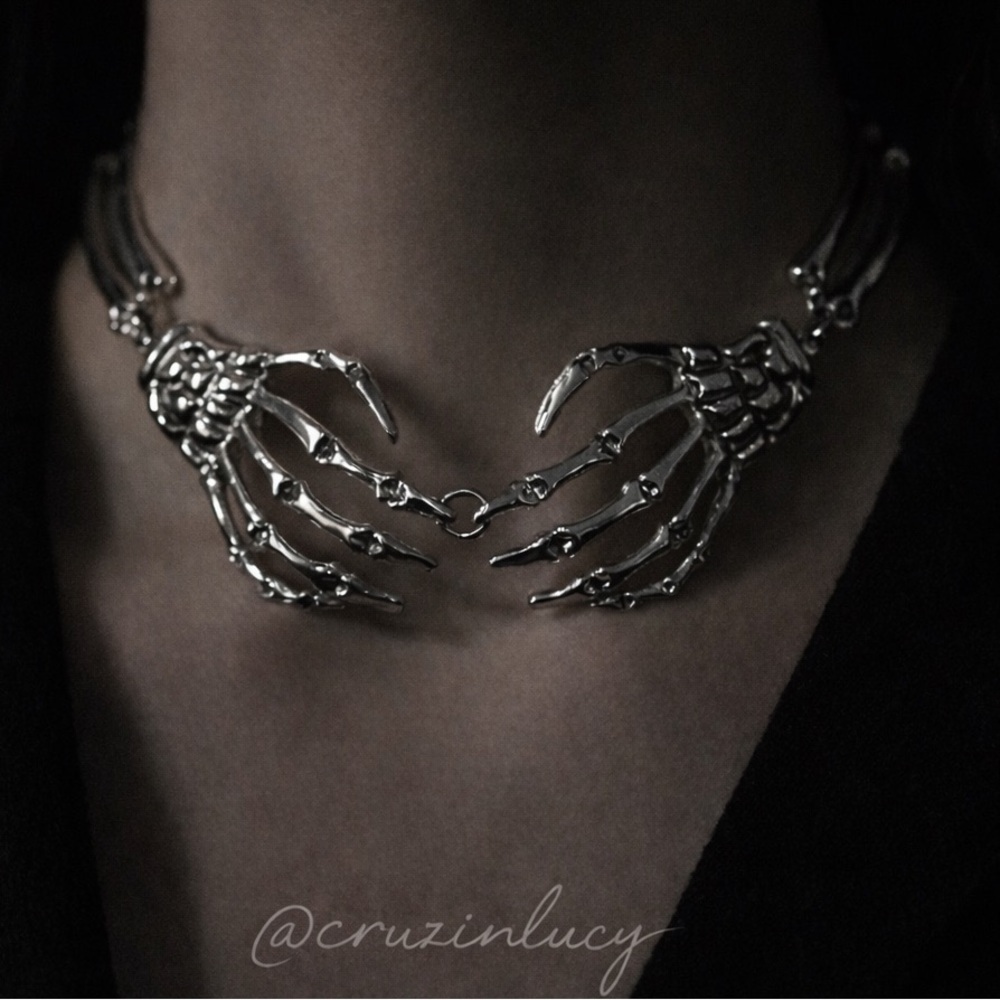 Gothic Skeleton Hands Necklace – Statement Choker – Silver Tone 🖤